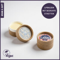 Vegan lipbalsem in een kraft kartonnen potje met een in kleur bedrukt etiket