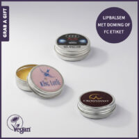 Vegan lipbalsem in aluminium potje met een in kleur bedrukte doming of etiket