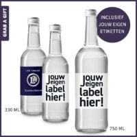 Glazen flessen met natuurlijk mineraalwater inclusief full colour bedrukte etiketten