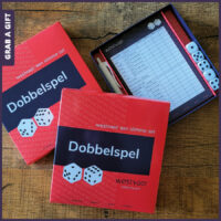 Bedrukt dobbelspel met doos, scoreblok en vijf dobbelstenen om Yahtzee en soortgelijke spellen mee te spelen