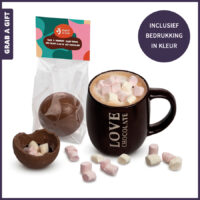 Warme chocolademelk-bal met mini marshmallows in blokzakje met bedrukt kopkaartje