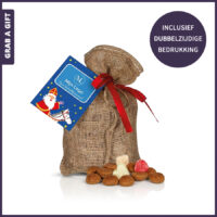 Jute zakje met strooigoed en bedrukt kaartje voor Sinterklaas