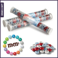 Koker met gepersonaliseerde M&M’S® en full colour bedrukte sticker