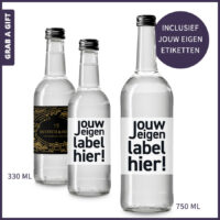 Glazen flessen met licht bruisend water inclusief full colour bedrukte etiketten