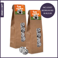 Kraft zakje met venster gevuld met chocolade voetballetjes