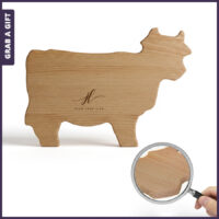Beuken serveerplank in de vorm van een koe met logo gravure