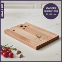 Beukenhouten borrelplank in de vorm van gatenkaas graveren met logo