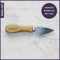 Kaasmesje graveren met logo als relatiegeschenk