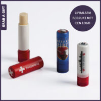 Lipbalsemstick bedrukt met een logo en voorzien van een bedrukte doming op de dop