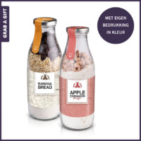 Bakmix in fles met bedrukt label voor appel-kaneelcake of bananenbrood