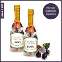 Champagnefles met chocolade bonbons als feestelijk relatiegeschenk
