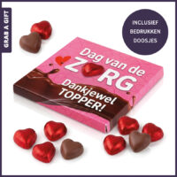 Bedrukt doosje met 10 fairtrade chocolade hartjes in rode folie