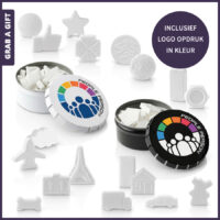Hoog mini pepermuntblikje met full colour bedrukking en vormpepermuntjes als promotieartikel