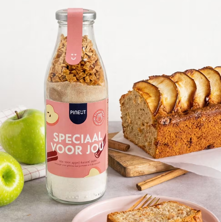 Appel-kaneel cakemix in een glazen fles en full colour bedrukt etiket