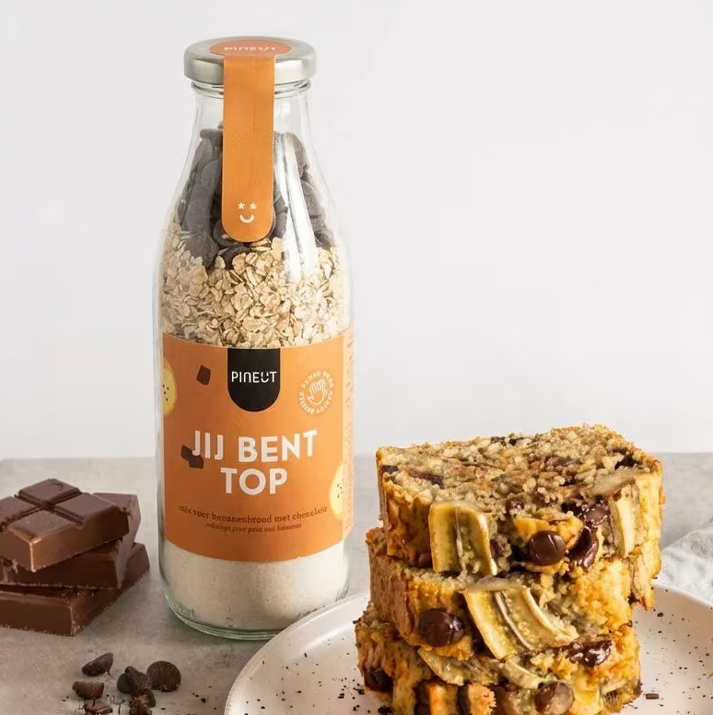 Bananenbrood mix in een glazen fles en full colour bedrukt etiket