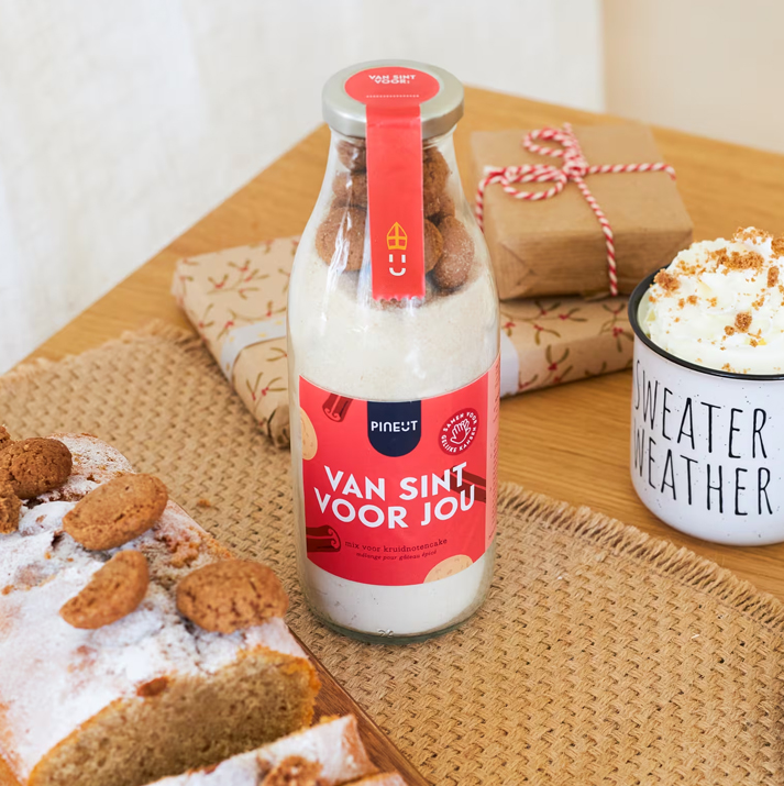 Sinterklaas kruidnoten cakemix in een glazen fles en full colour bedrukt etiket