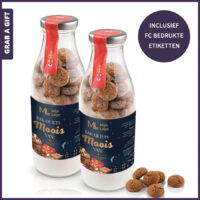 Fles met bakmix en full colour bedrukt etiket als Sinterklaasgeschenk