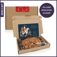 Speculaastaart in brievenbusdoosje met bedrukte Sinterklaaskaart