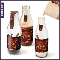 Warme chocolademelk in fles met bedrukt etiket als relatiegeschenk