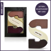 Chocoladeletter S met melk-, pure en witte chocolade en een schildje met eigen bedrijfslogo